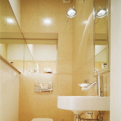 Geometria, kamień, chrom i szkło. Dom z elewacją z wapienia