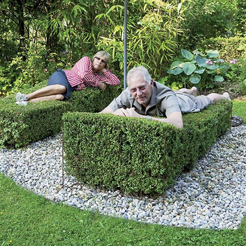 Gęste krzewy uformowane tak, że spokojnie można się na nich położyć.