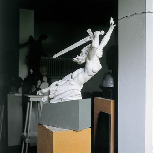 Gipsowy model najsłynniejszej z rzeźb profesora Mariana Koniecznego - warszawskiej Nike.