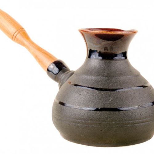 Gliniane naczynie do parzenia do kawy, fot. SHUTTERSTOCK.COM