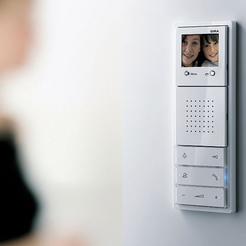 Głośno mówiący wideounifon z 2-calowym kolorowym wyświetlaczem. gira