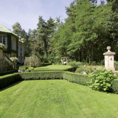 Główna część ogrodu jest z tyłu, za willą i zaczyna się szerokim angielskim trawnikiem.