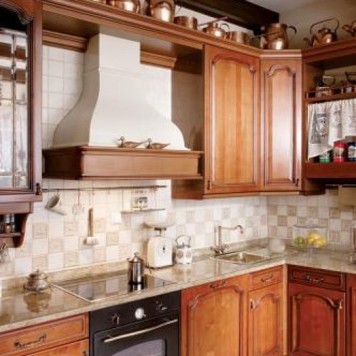 Główną ozdobą kuchni jest kolekcja naczyń miedzianych z początku XVIII wieku, z Rosji oraz z Polski.