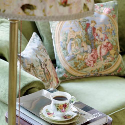 Gobelinowe poduszki Agnieszka kupiła podczas spaceru po Warszawie w sklepie Romantica.