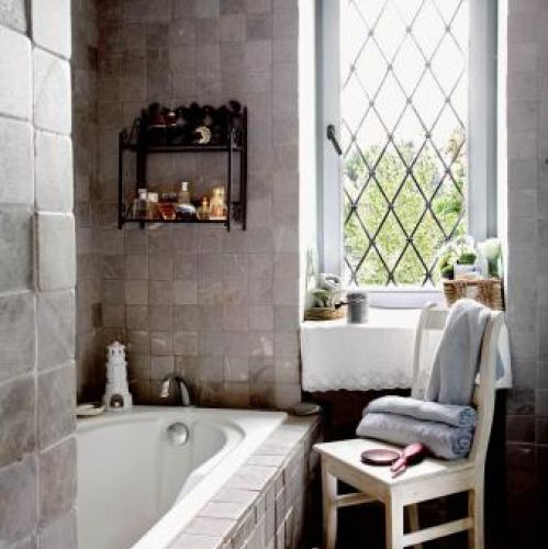 Gołębi kolor dodaje elegancji. Willa w zaczarowanym ogrodzie