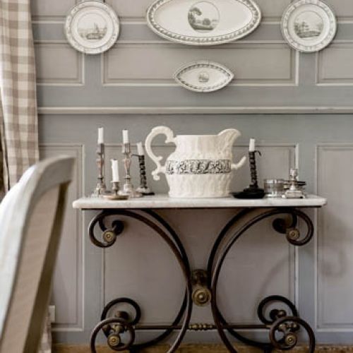 Gołębioszarą kolrystykę jadalni narzuciło bezcenne znalezisko - porcelanowy serwis, który długie lata stał ukryty w