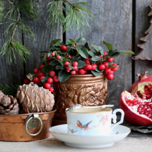 stroik świąteczny czerwone korale golterii i ciemnozielone listki