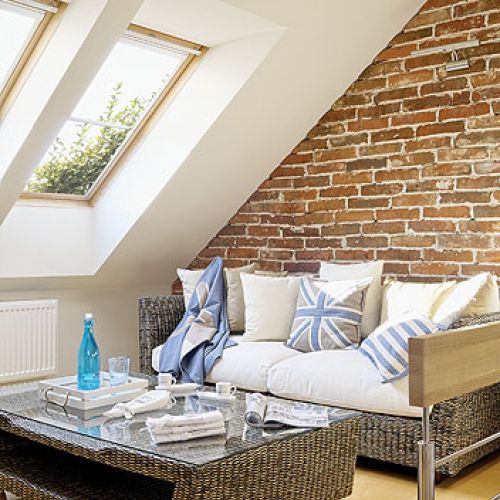 Gospodarz zlapał bakcyla do projektowania i wymyslił ściane z cegieł, które cierpliwie przynosił z łąk.