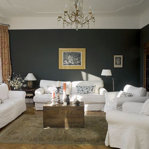 Gospodarze chcieli zachować charakter miejsca, ale nie zależało nam na skansenie. Dlatego dodali białe kanapy