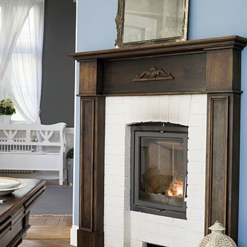 Gospodarze lubią patrzeć na ogień dlatego zaprojektowali kominek.