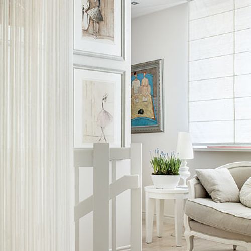 Gospodarze nie sa koneserami sztuki, ale kupują to, co im sie podoba. Na ścianach obraz Henryka Trojana i tancerki