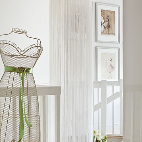 Gospodarze nie sa koneserami sztuki, ale kupują to, co im sie podoba. Na ścianach obraz Henryka Trojana i tancerki