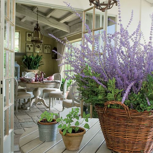 Gospodarze przenoszą tu wiklinowe kosze, donice, zioła.