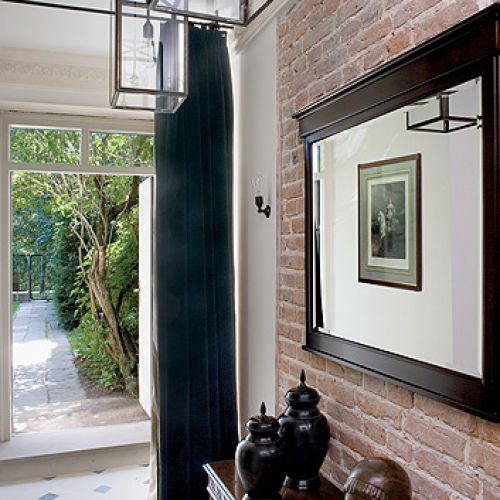 Gospodyni chce urządzić w holu kominek.