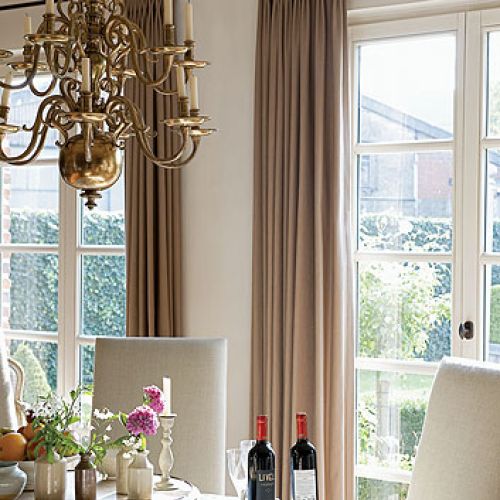 Gospodyni ma słabość do cegły, kamienia i staroci. Jest dyplomowanym antykwariuszem.