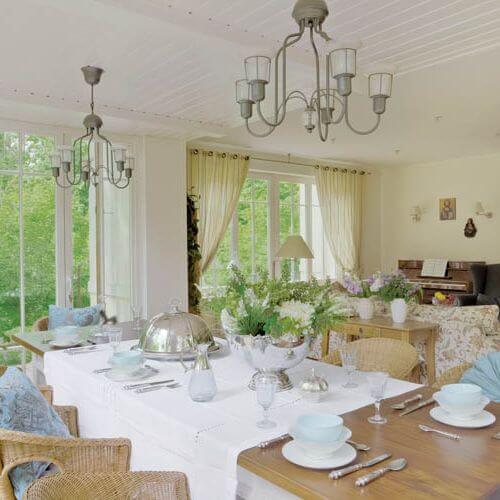 Gospodyni nie lubi kompletów dlatego przemieszała różne meble.