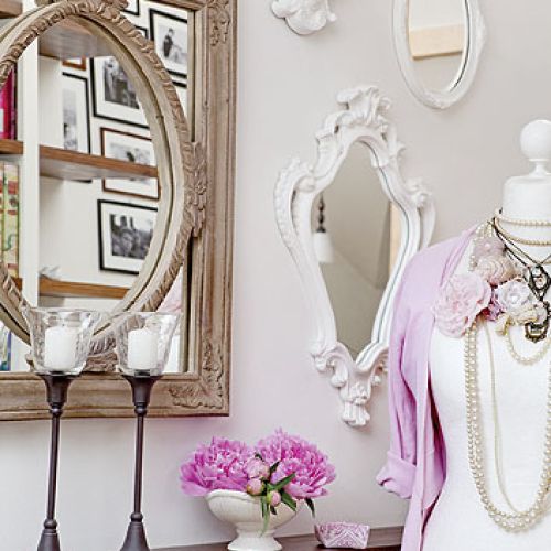 Gospodyni szuka miesiącami ramek, a potem przemalowuje je i wiesza po kilkanaście na ścianie.