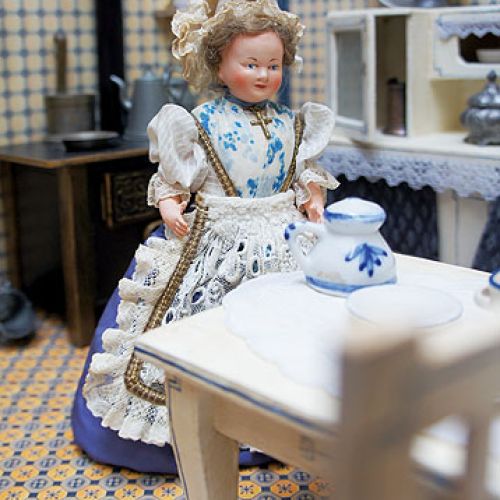 Gospodyni to lalka z lat 30., z piękną malaturą twarzy.