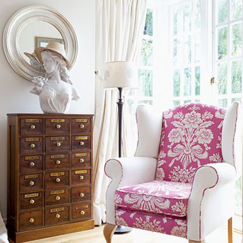 Gospodyni używa niewielkich kawałków luksusowych tkanin np. Designers Guild albo Laura Ashley.