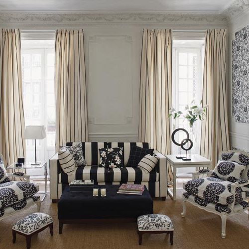 Graficzne wzory nadają klasycznemu salonikowi oryginalny wyraz. Bawełniane zasłony uszyte są z Tribeca Negro (213