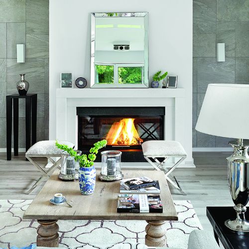 Graficzny kominek wymyśliła Ewa. Kasia dodała do niego proste lustro i pufy na krzyżakowych nogach z BB Home.