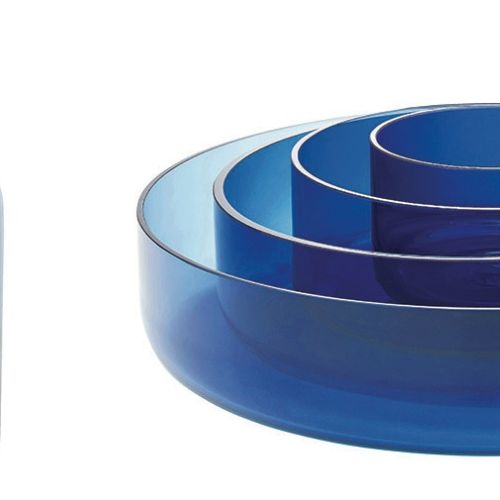 Niebieski wazon z mosiężną postarzaną obręczą, komplet szklanych misek z serii Stockholm 2017, Ikea.pl