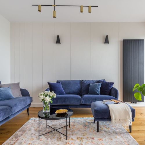 granatowa sofa kanapa w salonie