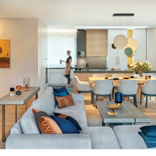 Praktycznie i przytulnie: podwarszawski dom w szarości, brązie i karmelu