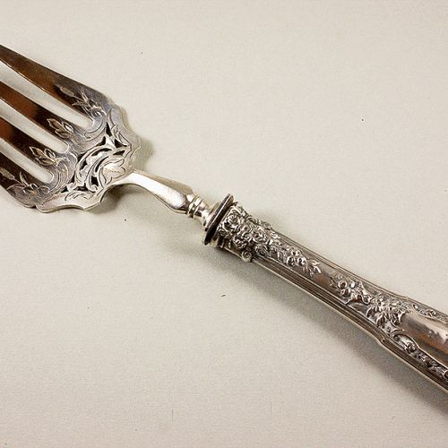 Grawerowany, posrebrzany widelec do serwowania ryb, Paryż, XIX w., www.antyki-urbaniak.pl