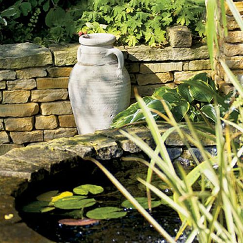 Grecka waza przy źródełku. Park w miniaturze