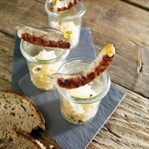 Grillowane kiełbaski z kiszona kapustą.