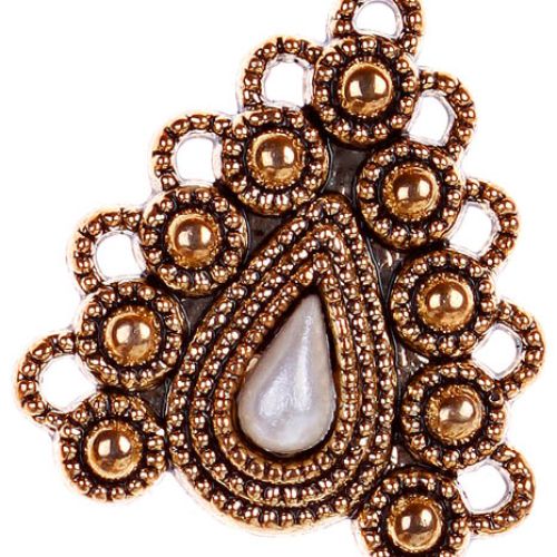 Guzik jak ozdobna broszka, fot. Shutterstock.com