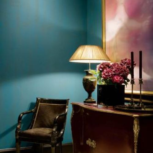 Hans sam projektuje lampy. Ta stojąca na komodzie ma nog ze starej holenderskiej wazy.