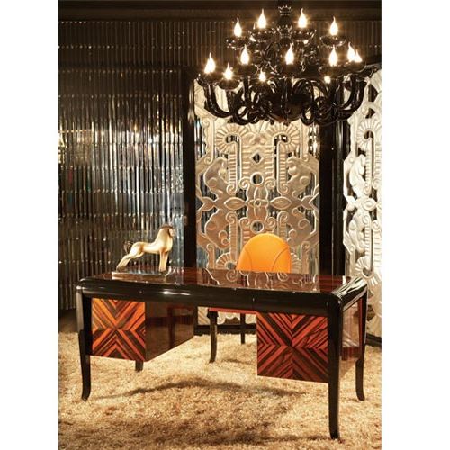 Hebanowe biurko firmy JL C ładnie wygląda w orientalnym wnętrzu. Całość dopełniają brzozowe elementy w kolorze