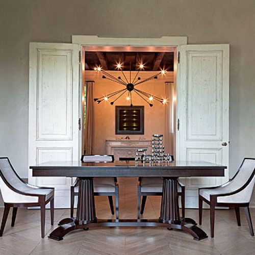 HERITAGE, rama krzeseł z drewna bukowego, tapicerka skórzana i tkaninowa wykończona kedrą, ok. 4500 zł, SELVA, selva.com