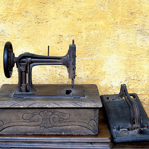 Historia wynalezienia maszyny do szycia z seksem w tle.