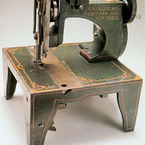 Historia wynalezienia maszyny do szycia z seksem w tle.