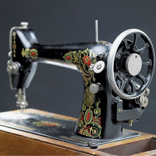 Historia wynalezienia maszyny do szycia z seksem w tle.