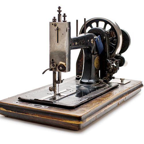 Historia wynalezienia maszyny do szycia z seksem w tle.