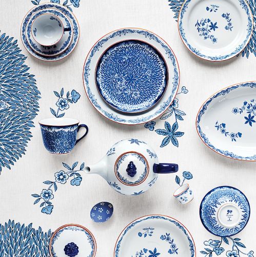 Hit sezonu. Stół z zastawą w kolerze niebieskim.