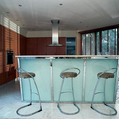 Hockery przy kuchennym blacie- idealne miejsce na śniadanie.