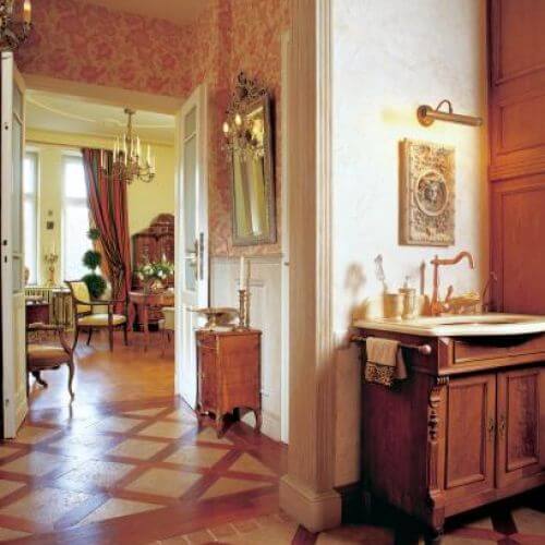 Hol to łagodne przejście pomiędzy odmiennymi stylistycznie częściami mieszkania.