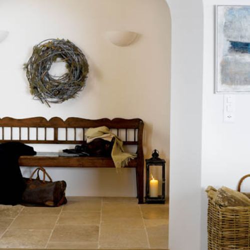 Hol z prostymi dekoracjami. Alpejski dom Anny