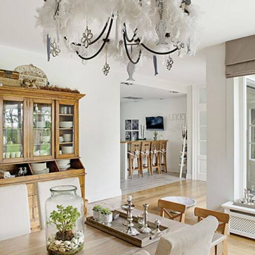 Holenderski kredens z mleczna porcelaną od Villeroy Boch oraz zastawami ze Scandinavian Living i Riviera Maison.