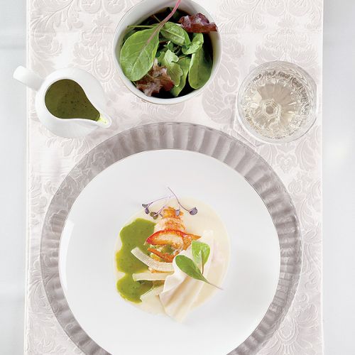 Homar z zielonym sosem i trwą cytrynową.