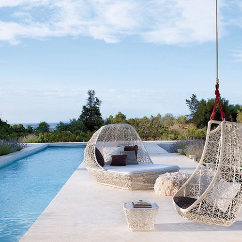 Huśtawka Maia projektu Patricii Urquioli w cenie 17 648 zł. Do kompletu stolik (2841 zł) i łóżko (33 201 zł). KETTAL