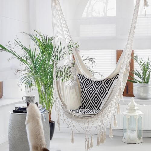 fotel wiszący w salonie w stylu skandynawskim