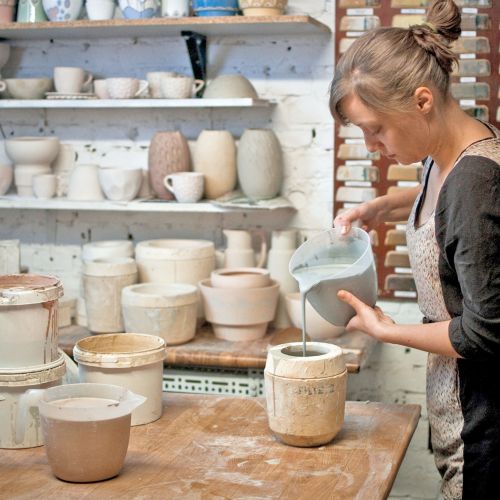 Irmina Helak tworzy swoją porcelanę, korzystając z wielu technik i metod, ceramicznych oraz szklarskich.