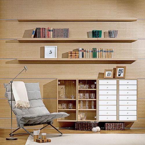 Idealny kącik do czytania. Zestaw półek i wiszących kubików (w fornirze dębowym) kosztuje ok. 5500 euro. MUUNTO