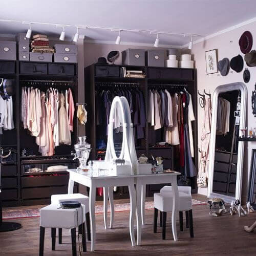 Ikea. Toaletka jako element wyposażenia bardzo dużej garderoby.